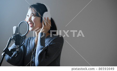 錄製歌曲的年輕女子 86591649