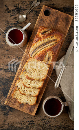 Banana bread. Cake with banana, traditional american cuisine. Slices of loaf. Dark background 86591693