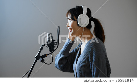 Young woman recording a song 86591914