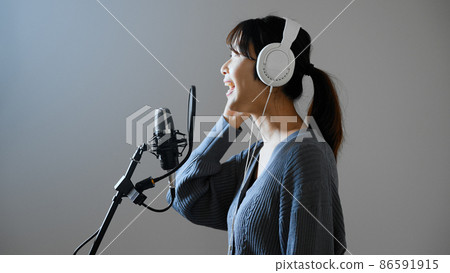 錄製歌曲的年輕女子 86591915