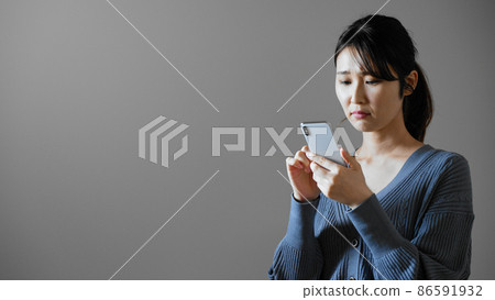 操作手機的一個少婦 86591932