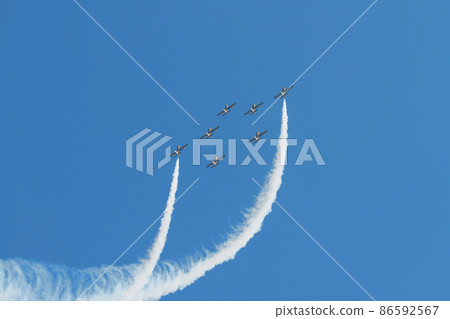 UAE acrobatics team "Al Fulsan" formation rise 86592567