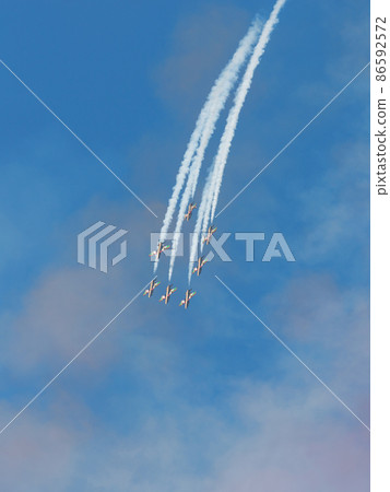 UAE acrobatics team "Al Fulsan" formation descent UAE acrobatics team "Al Fulsan" formation descent 86592572