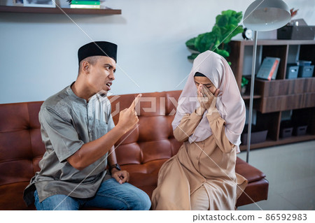 muslim Angry man is yelling at his wife 86592983