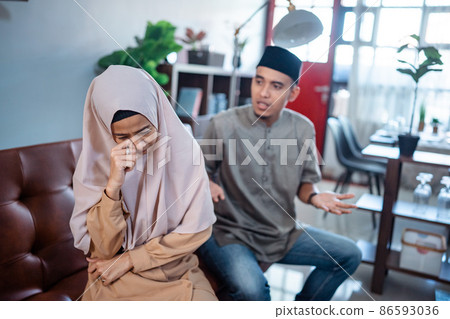 muslim Angry man is yelling at his wife 86593036