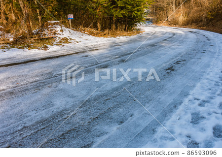 Snow-melting agent is sprinkled, but frozen snow road [Nagano Prefecture] 86593096