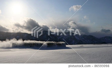 冒著雪煙的火車 冒著雪煙的火車 86593098