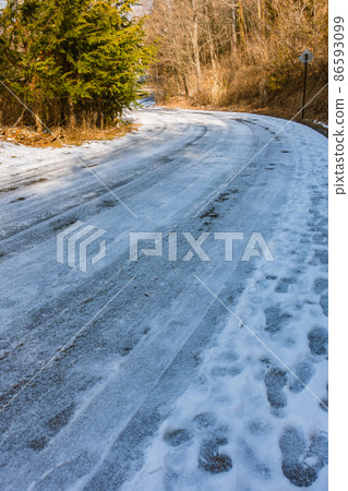 Snow-melting agent is sprinkled, but frozen snow road [Nagano Prefecture] 86593099