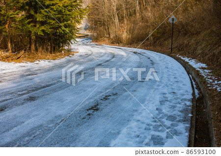 Snow-melting agent is sprinkled, but frozen snow road [Nagano Prefecture] 86593100