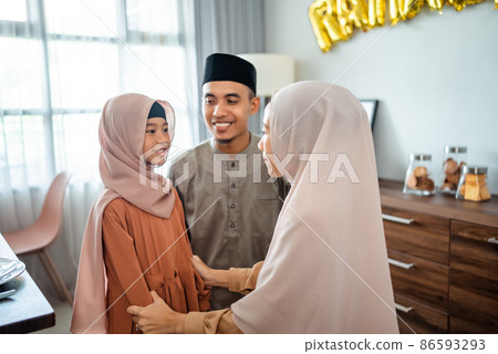 muslim parent having conversation with their little girl 86593293