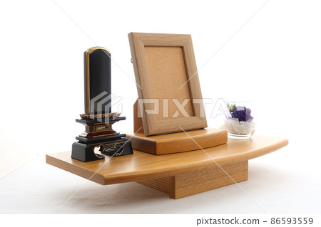 一個祭壇，上面有一個太平間的牌位和一個用於追悼會的骨灰盒 13 86593559