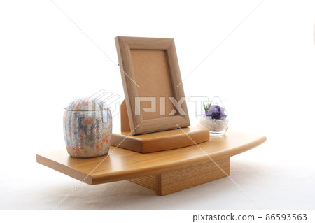 一個祭壇，上面有一個太平間的牌位和一個用於追悼會的骨灰盒 17 86593563