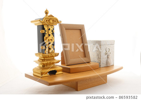 一個祭壇,上面有一個太平間的牌位和一個用於追悼會的骨灰盒 4 一個祭壇,上面有一個太平間的牌位和一個用於追悼會的骨灰盒 4 86593582