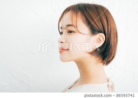 Young women's hairstyles, beauty images 86593741