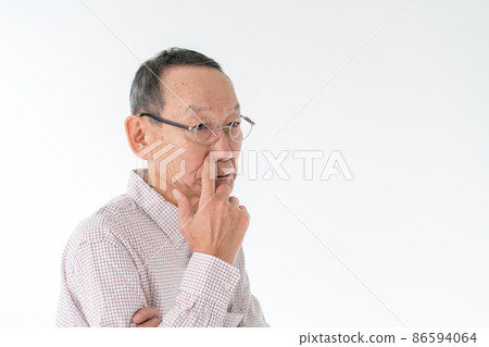 老人在鼻子下摸 86594064