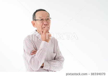 老人在鼻子下摸 86594070