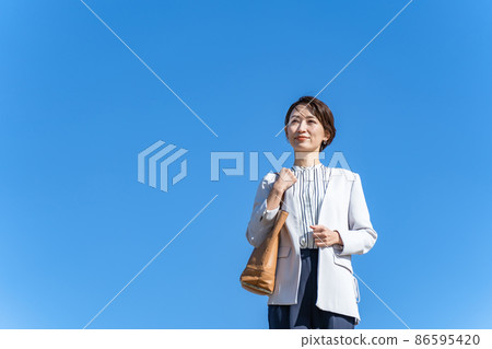藍天商務中女 藍天商務中女 86595420