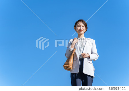 藍天商務中女 藍天商務中女 86595421