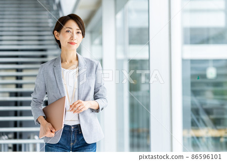 中層女商人 中層女商人 86596101