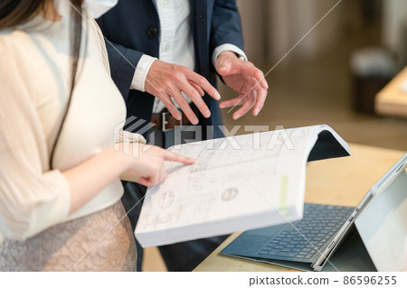 一個要求女性降低成本的男商人 86596255