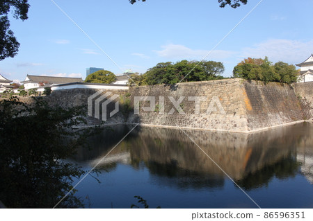 Autumn walls and moat scenery of Osaka Castle 86596351