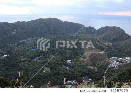 Aogashima, looking at the double caldera (2) Aogashima, looking at the double caldera (2) 86597079