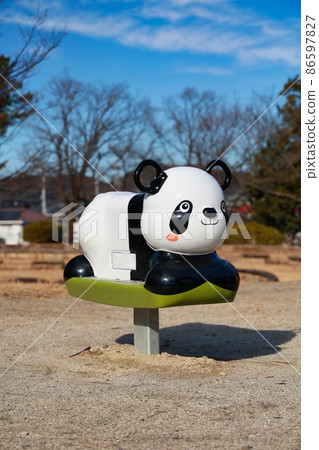 陽光明媚的日子裡,公園裡有趣的熊貓鞦韆玩具 陽光明媚的日子裡,公園裡有趣的熊貓鞦韆玩具 86597827