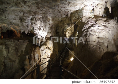 Wind Cave in Gunung Mulu National Park, a World Heritage Site in Borneo, Malaysia Wind Cave in Gunung Mulu National Park, a World Heritage Site in Borneo, Malaysia 86597852