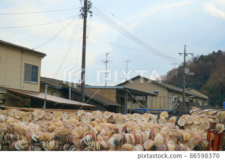 岡山縣瀨戶內市Mushimei漁港的播種扇貝和牡蠣小屋 岡山縣瀨戶內市Mushimei漁港的播種扇貝和牡蠣小屋 86598370