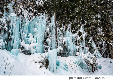 美麗的藍色冰柱（藍色白川） 86598982