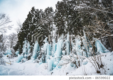 Beautiful bluish icicles (blue shirakawa) Beautiful bluish icicles (blue shirakawa) 86599022
