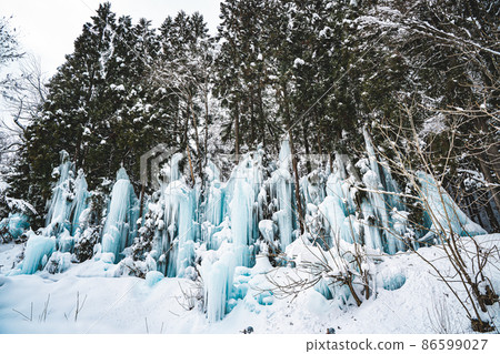 Beautiful bluish icicles (blue shirakawa) 86599027