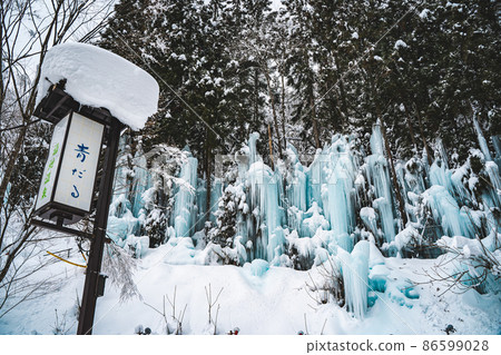 Beautiful bluish icicles (blue shirakawa) Beautiful bluish icicles (blue shirakawa) 86599028