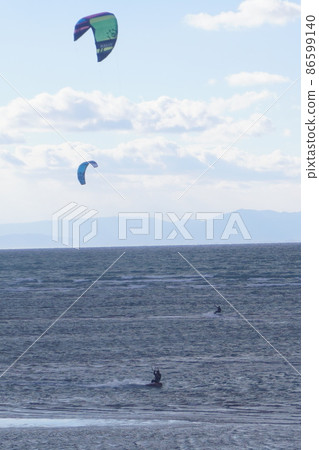 使用風箏的海上運動風箏板 使用風箏的海上運動風箏板 86599140