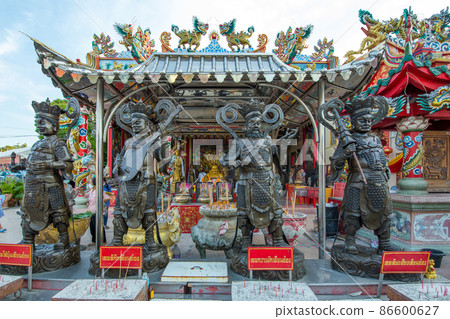 Guan Yu statue Landmark at Wat Phanan Choeng 86600627
