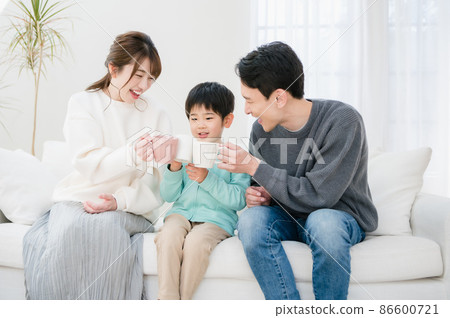 一家三口坐在沙發上敬酒 86600721