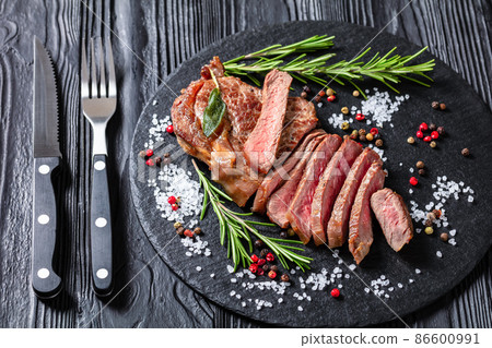 Roasted strip loin steak, top view 86600991