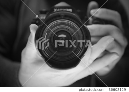 相機通過鏡子拍攝單色 86602129