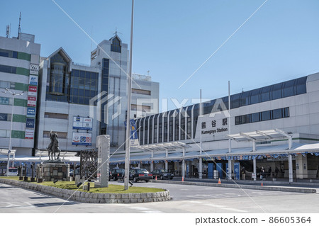 埼玉縣熊谷市熊谷站北口廣場馬術雕像和城市景觀 86605364