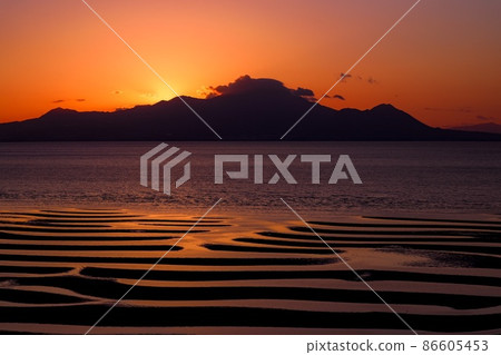 Kumamoto Prefecture Moshirai coast, sunset and low tide Kumamoto Prefecture Moshirai coast, sunset and low tide 86605453