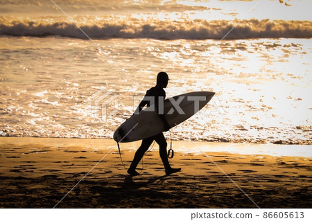 千葉縣一宮海岸的衝浪者 86605613