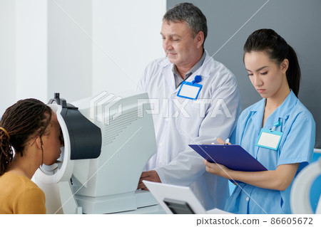 Eye Exam in Clinic 86605672