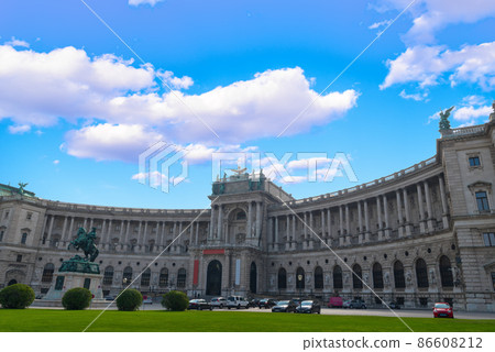 Famous Hofburg Palace with Heldenplatz in Vienna, Austria Famous Hofburg Palace with Heldenplatz in Vienna, Austria 86608212