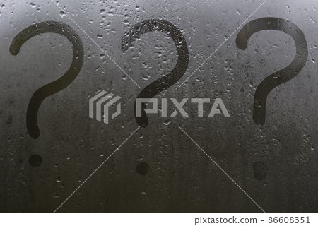 Question marks on the sweaty glass 86608351