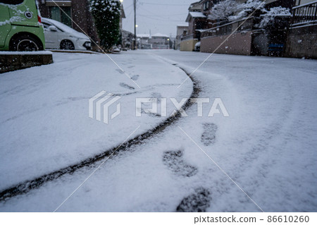 Footprints in a residential area 86610260