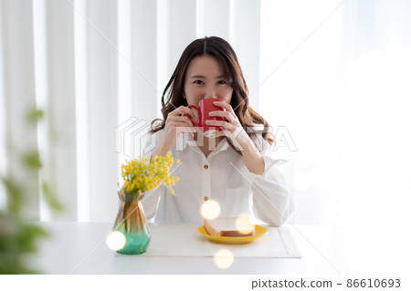 清晨陽光下的早餐 86610693