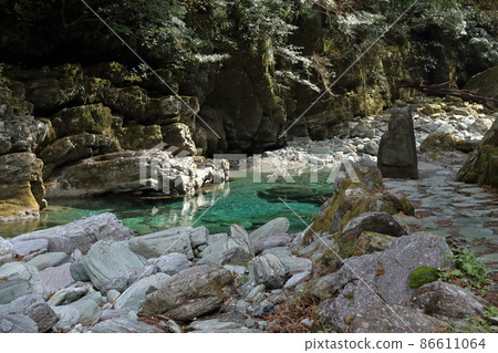 漫步於安井溪谷水晶深處（高知縣仁淀川町） 86611064