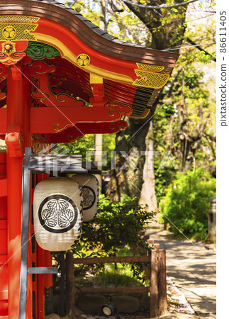 [Kamiyacho, Tokyo] A paper lantern of three-leafed Aoi hanging from the vermilion Karamon gate of Atago Shrine. 86611405