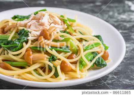 Spaghetti with chicken and nameko 86611865