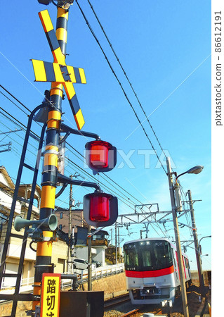 三洋電鐵運行風景東垂海鐵路道口【藍天背景垂直構圖】 86612191
